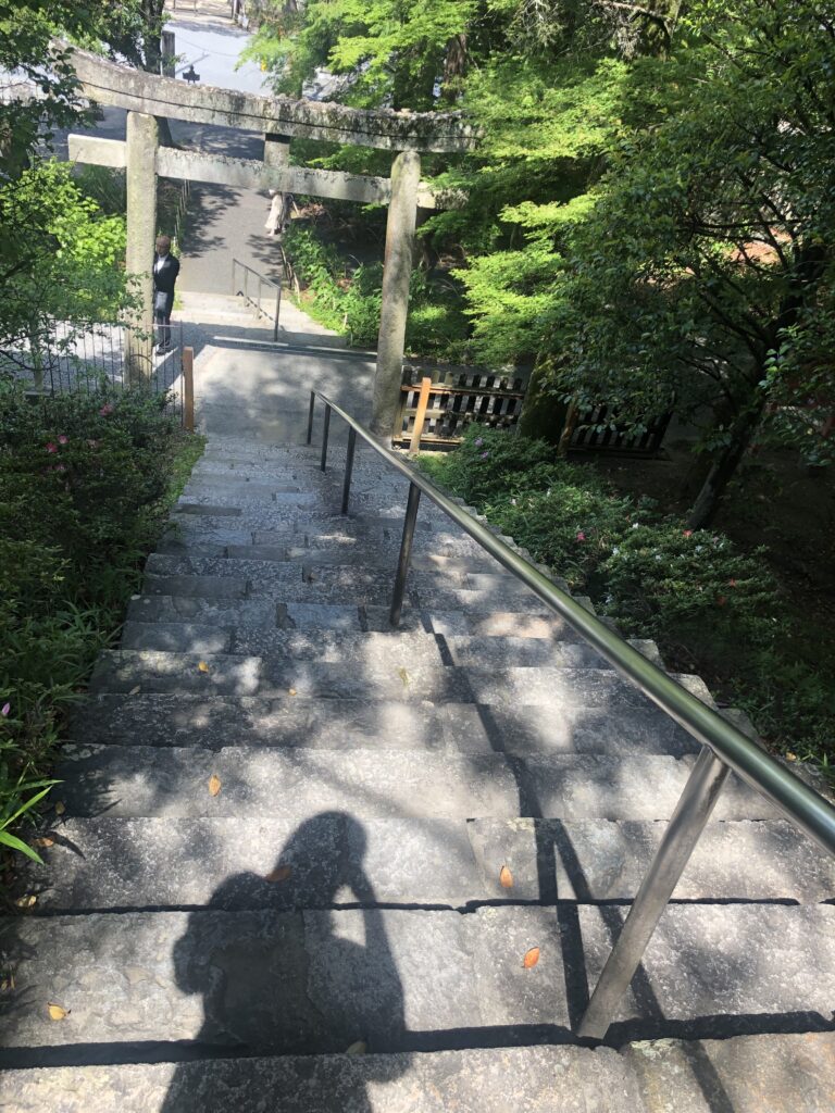 吉備津彦神社と階段と自分の影